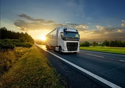 Грузовик едет по дороге