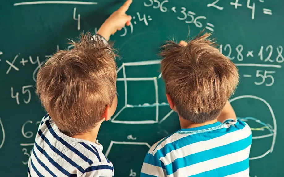 дети решают задачу у доски